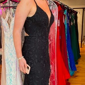 Black Sleeveless Sweetheart Neckline Prom Gown